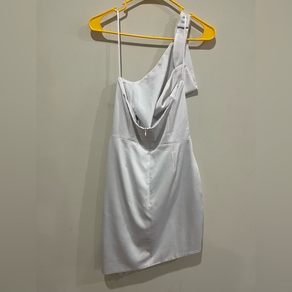 Elliatt White Halter Cocktail Dress Size Medium - Picture 5 of 7